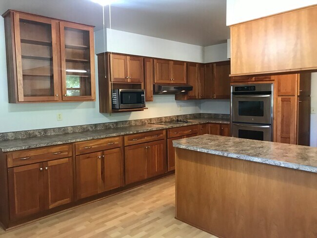 Primary Photo - Large 5 bed 3 bath family home with two se...