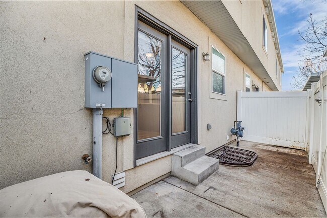 Building Photo - Spacious 4BR End-Unit Townhome | Low-Maintenance HOA Living