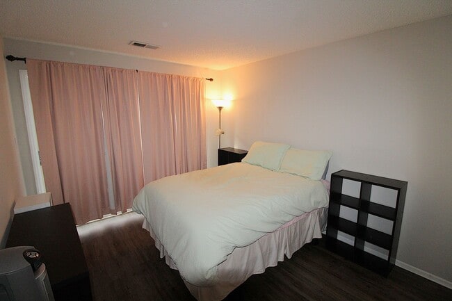 Building Photo - Furnished Elizabeth Condo!