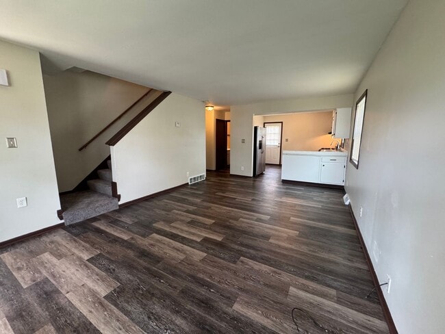 Building Photo - Your new Townhouse Awaits! 3 Bed / 1.5 Bat...