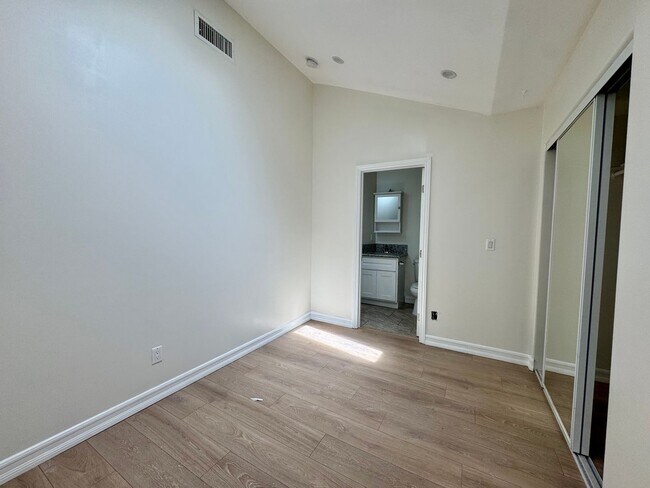 Building Photo - 514 Hill Dr