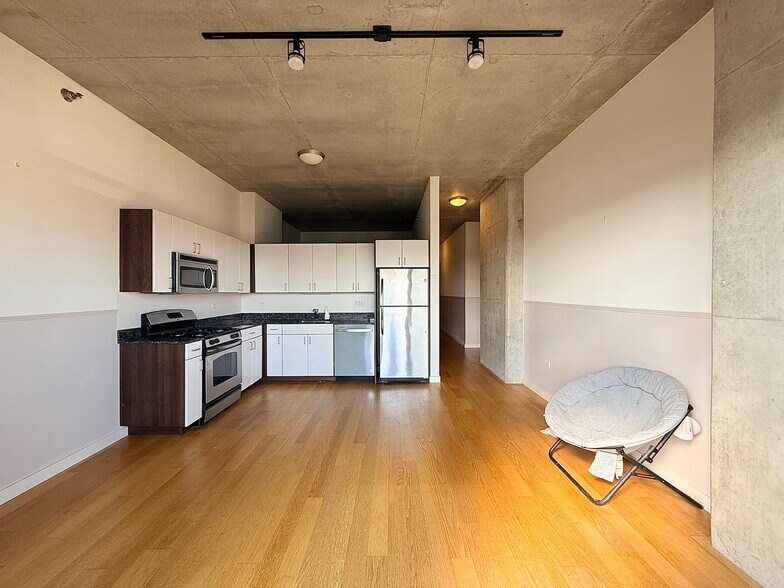 Building Photo - 235 W Van Buren St