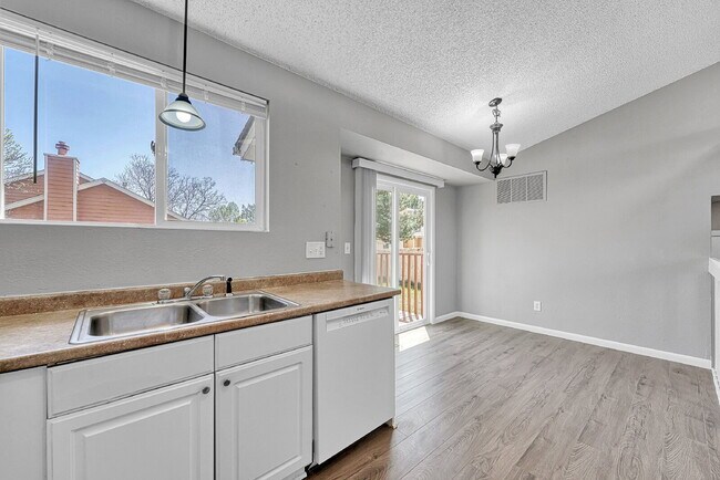 Building Photo - $2,595 - 3 Bed, 1 Bath Newly Renovated Hom...