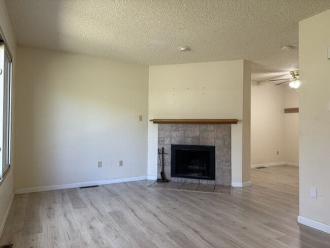 Building Photo - House For Lease