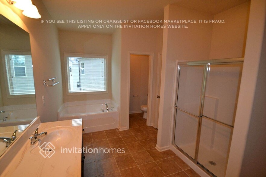 Building Photo - 3911 Lake Manor Way