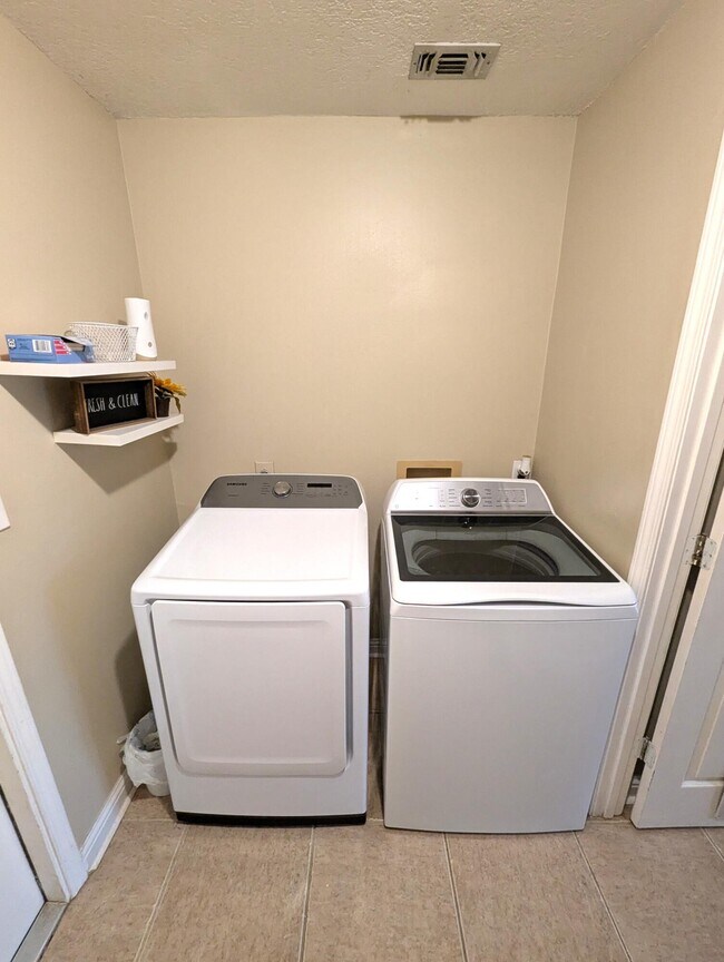 Building Photo - 437 Bridgewater Ct