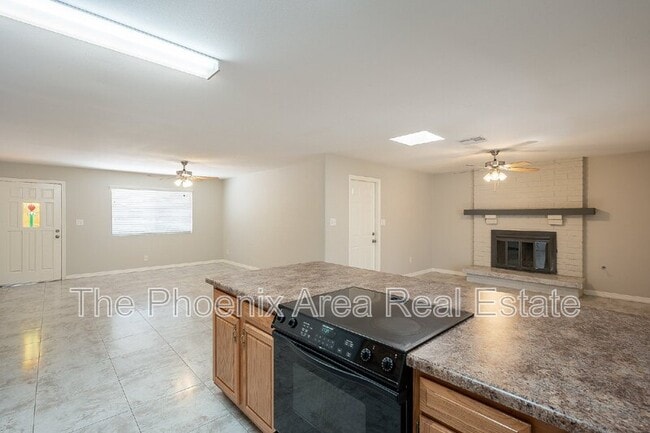 Building Photo - 522 E Balboa Dr