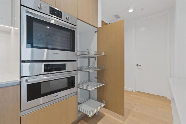 Building Photo - 313 W 17th St