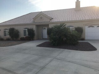 Building Photo - MOVE -IN - READY