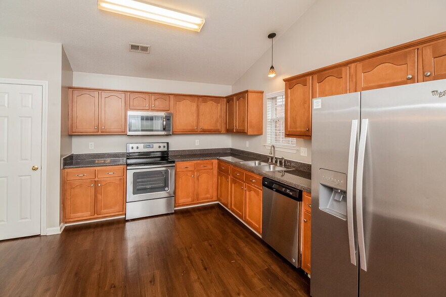 Building Photo - 1741 Madison Cove E