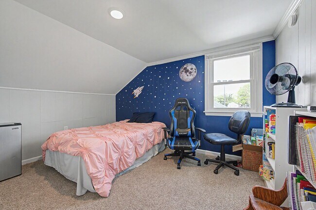 Building Photo - Spacious 5-Bedroom Home Near Radford University
