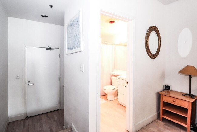 Building Photo - Spacious Jr. 1 Bedroom near Levi's Plaza |...