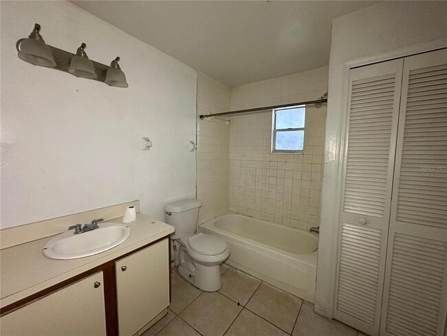 Building Photo - 912 Pine Ave