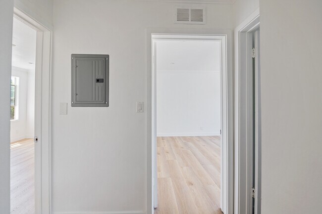 Building Photo - 1008 N Stanley-6