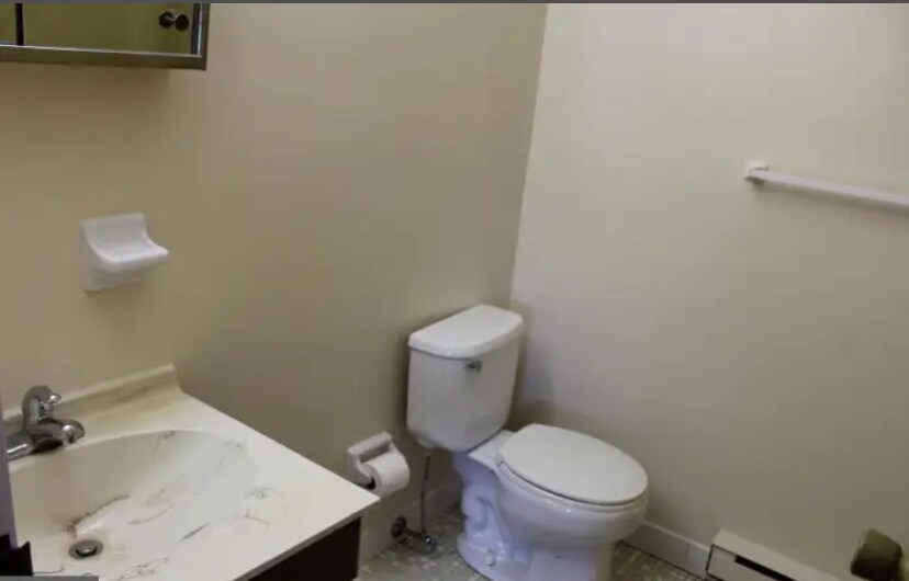 En-suite bath - 500 Campbell Cir