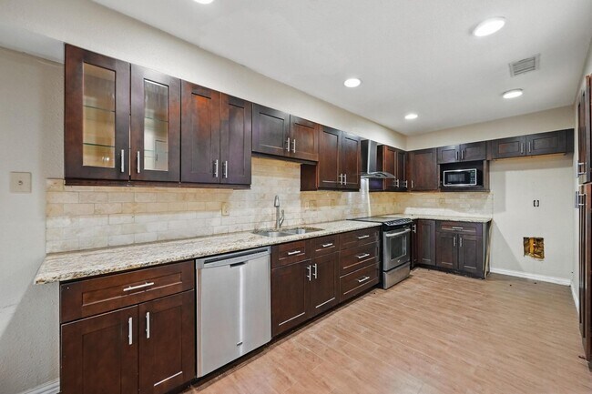 Building Photo - Beautiful 3 Bedroom Condo Overlooking The Canal!