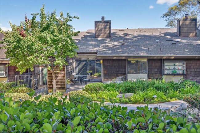 Building Photo - Gorgeous 2 bed/bath Condo in Long Beach