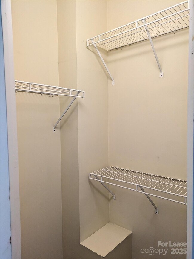 Building Photo - 917 Shearer St