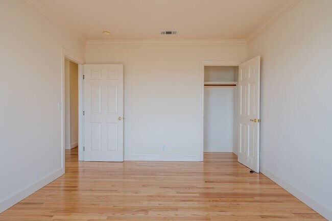 Building Photo - Spacious 2 Bedroom Home Near Stonestown