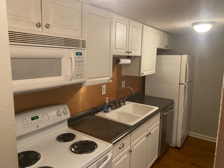 Building Photo - 1635 Quail Hollow Rd