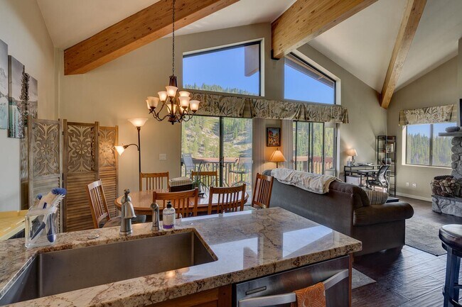 Building Photo - Lakeview condo in Incline Village