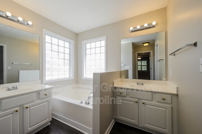 Building Photo - 302 Sterling Ridge Dr