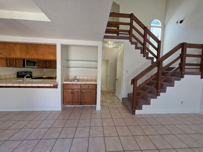 Building Photo - 3 bedroom condo w/2 car garage!