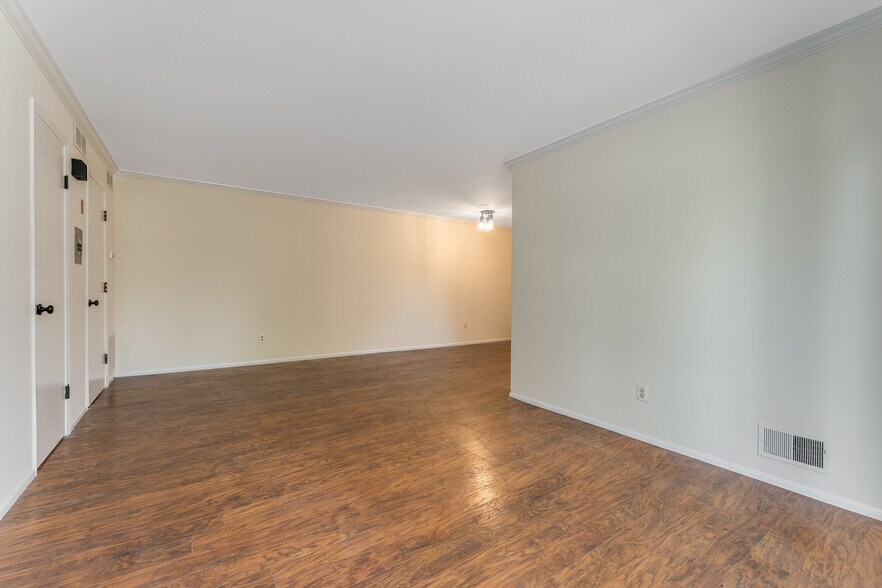 Building Photo - 707 Nottingham Way