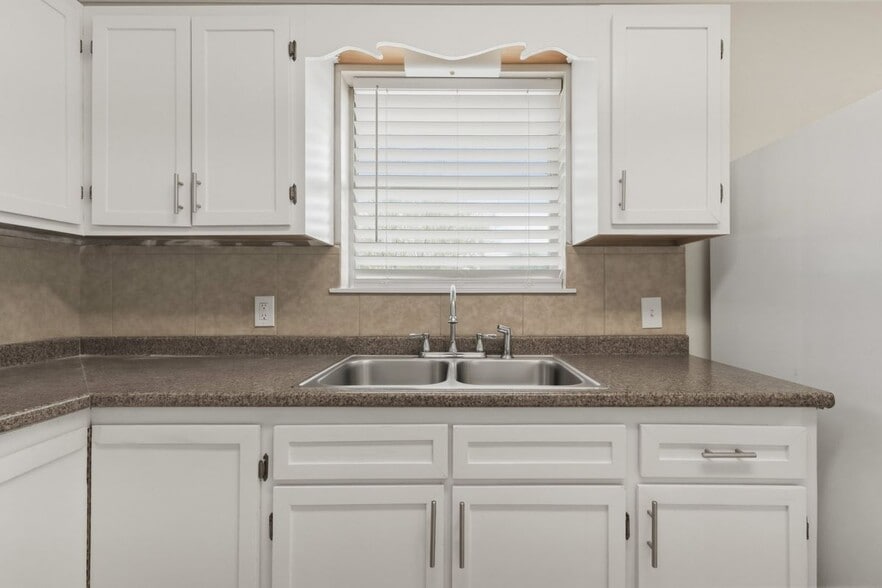 Building Photo - 711 Cisneros St