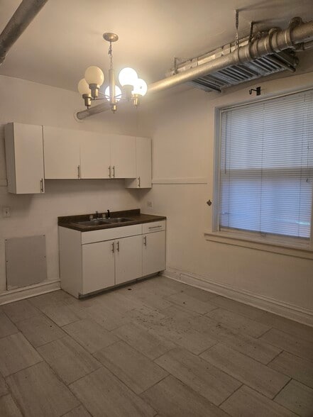 Building Photo - 858 N Hoyne Ave