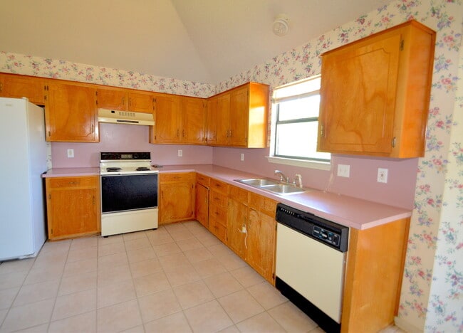 Building Photo - AMAZING 4 BED/ 2 BATH HOME IN WESTERN HILL...