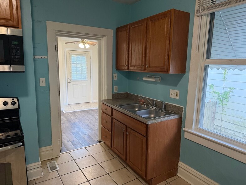 Building Photo - 1509 E Illinois St