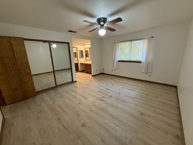 Building Photo - Golf Course- On The Mesa 3 Bedrooms, 2 Bathrooms, New Paint,