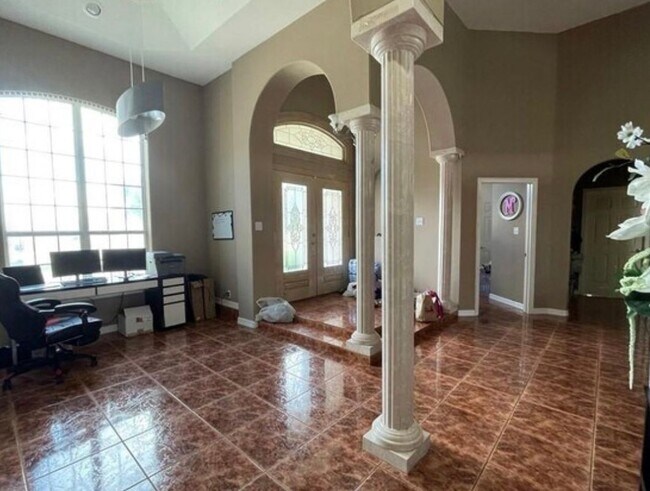 Building Photo - 420 W Palm Dr