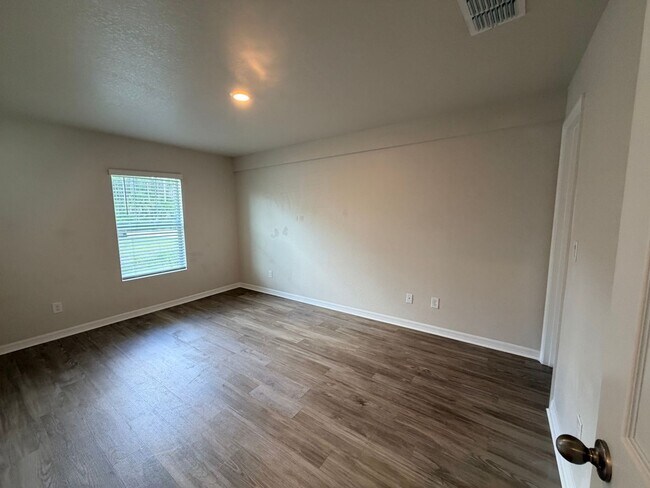 Building Photo - Polished and Inviting modern 2-bedroms, 2-bath