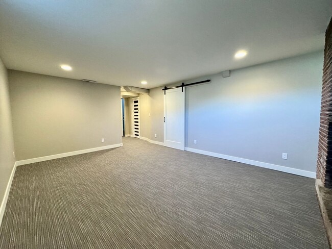 Building Photo - Large Mid-Century Charmer in Sunset Hill!