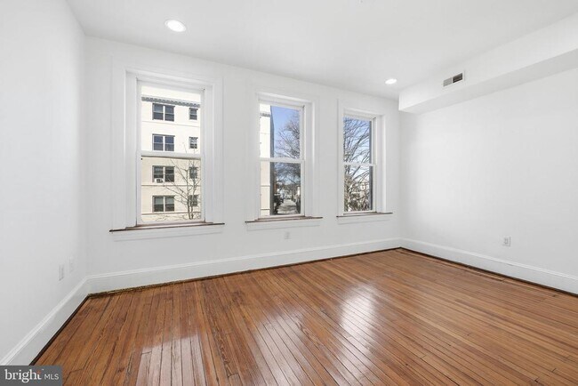 Building Photo - 1116 Monroe St NW