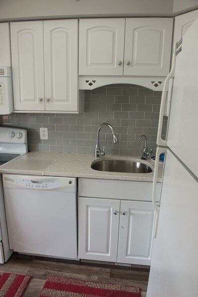 Building Photo - 1301 N Courthouse Rd