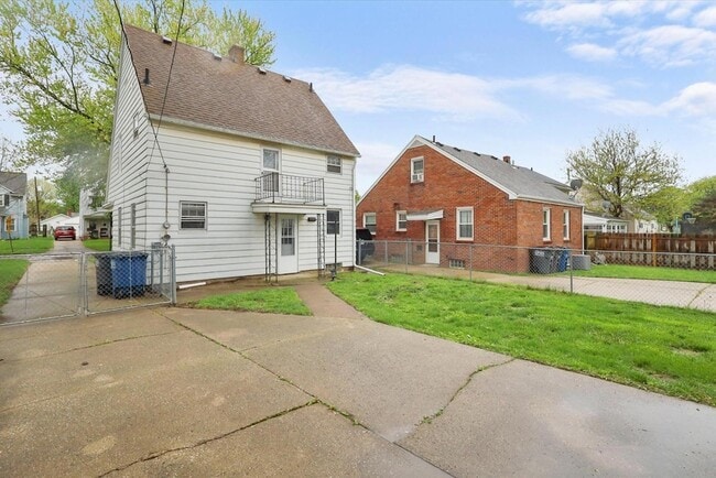 Building Photo - 446 W Capistrano Ave