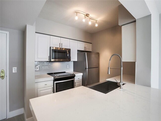 Building Photo - 1040 Seminole Dr