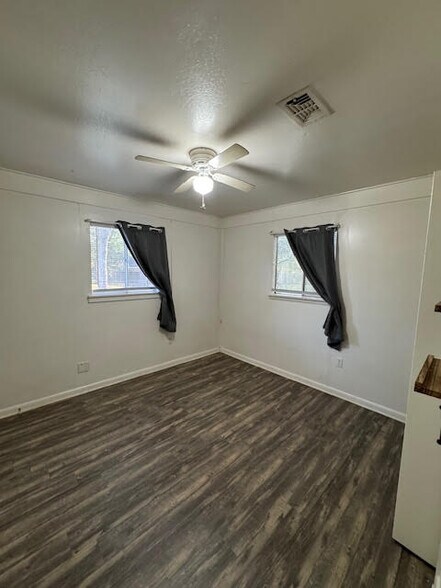 Building Photo - 5700 Eastwood Dr