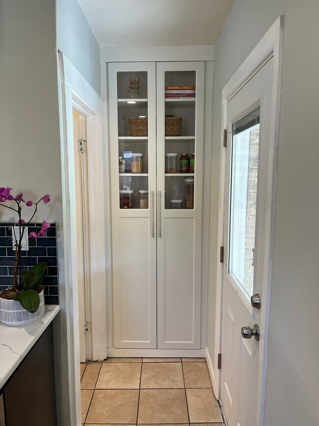 Building Photo - 933 Harrison St