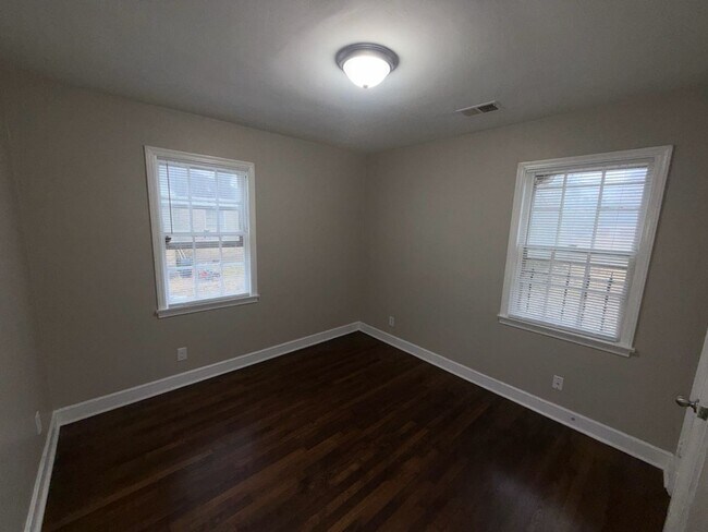 Building Photo - Charming 3-Bed, 1-Bath Home with Spacious Yard