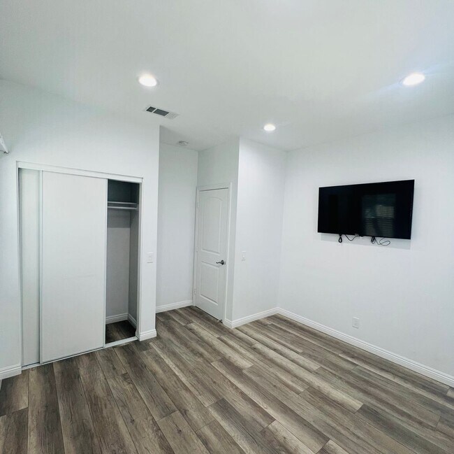 Building Photo - 1830 W Bernardy Pl