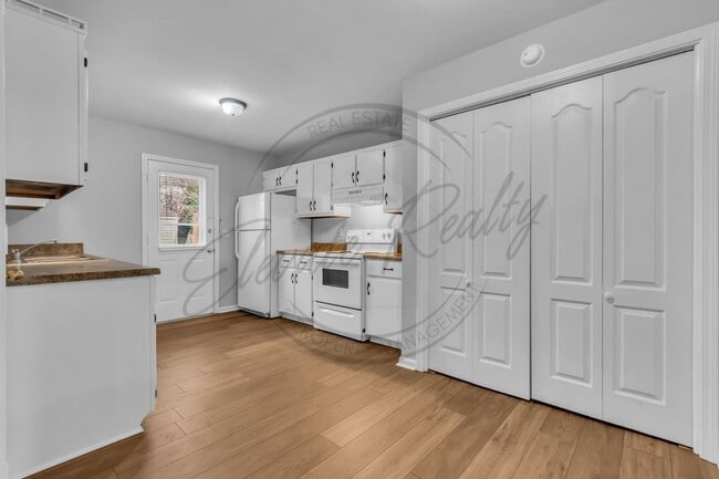 Building Photo - Two Bedroom Ranch Duplex in North Columbia (1/2 off first months rent)!