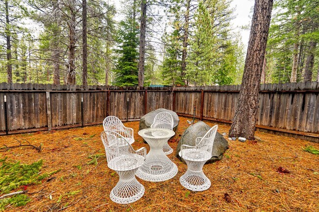 Building Photo - Large mountain home with 2 car garage and fenced in back yard.