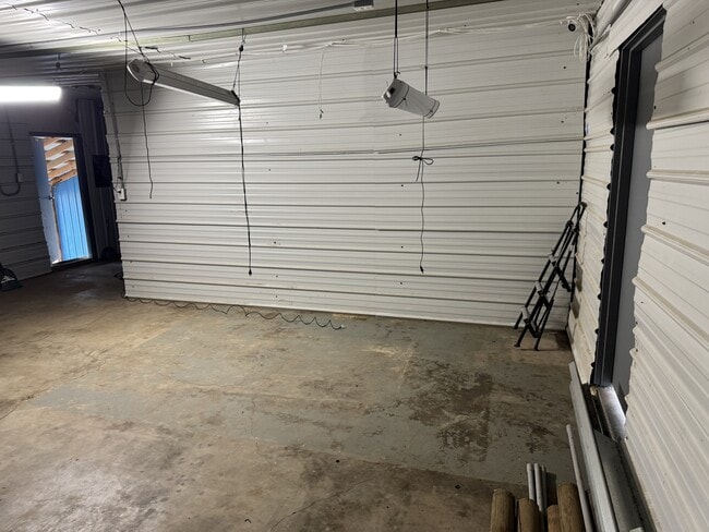 Building Photo - 16093 SW Roy Rogers Rd