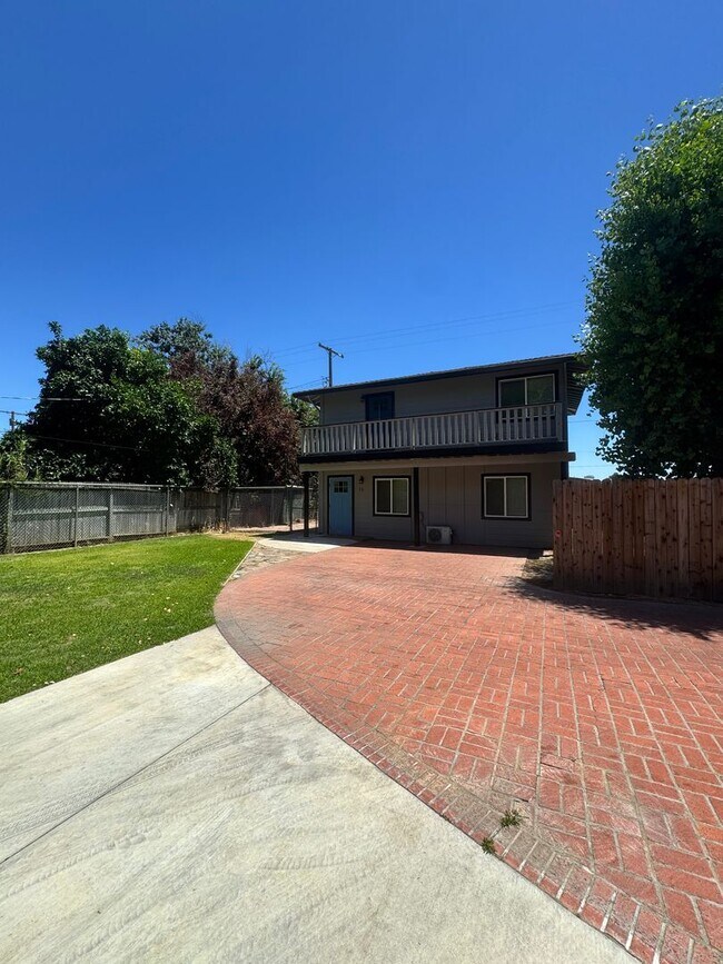 Building Photo - Available Now! 3 Bed/1.5 Bath Close to Downtown Lodi