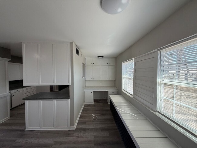 Building Photo - Large 3/2/2