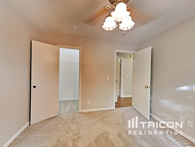 Building Photo - 1619 Highland Ct